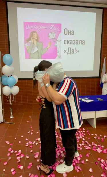 Фото В новосибирском вузе двум девушкам сделали предложение руки и сердца на вручении диплома 3 - Сиб.ФМ Фото В новосибирском вузе двум девушкам сделали предложение руки и сердца на вручении диплома 3